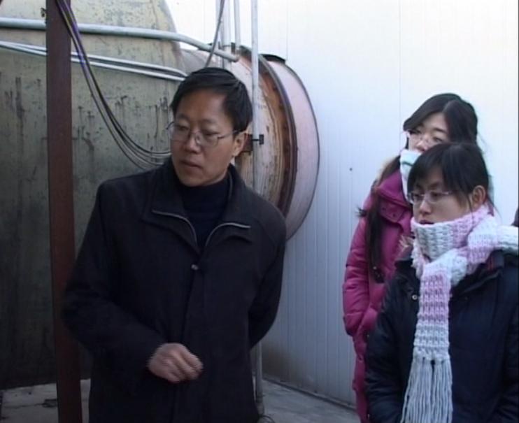 指导学生进行试验2.png